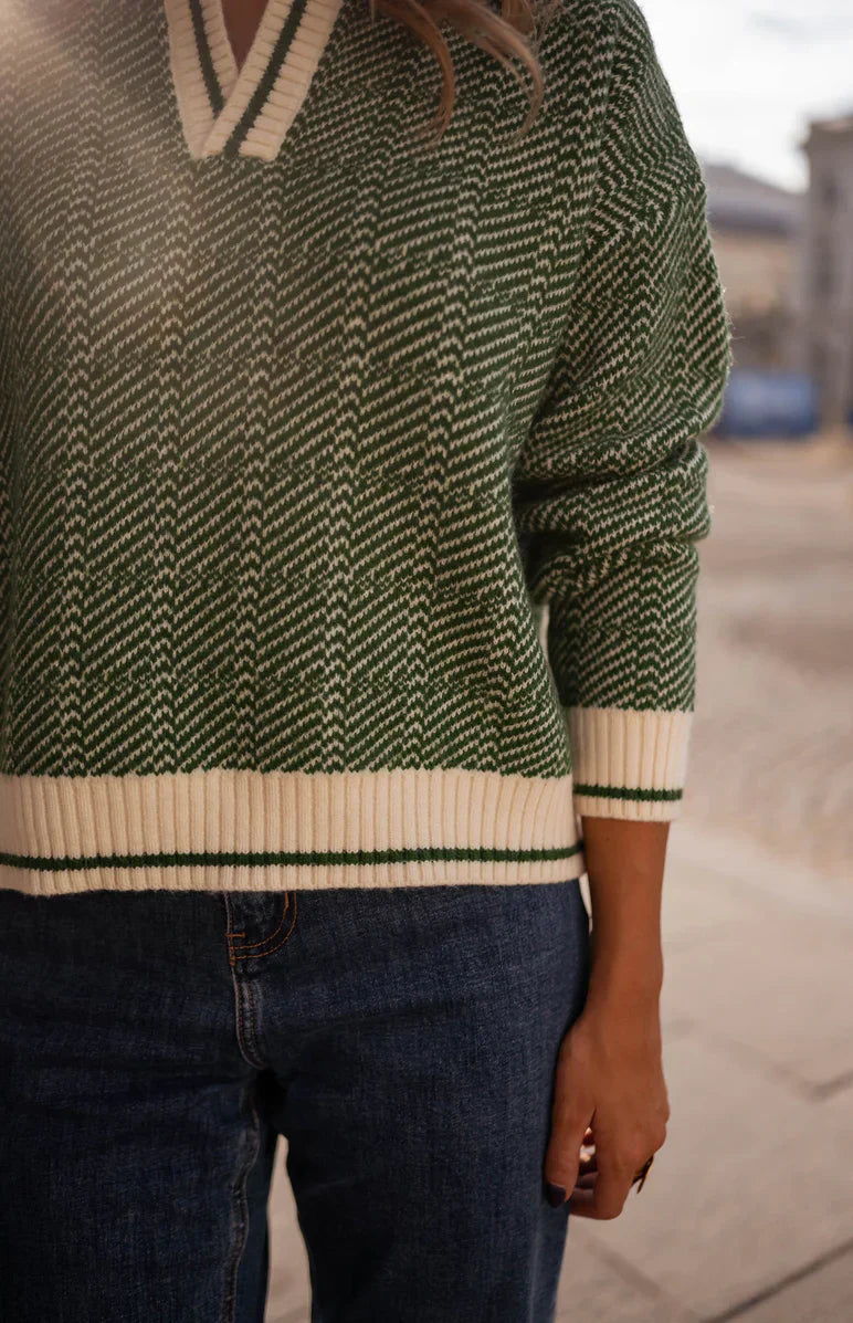 EMILIA™ | DER GRÜNE V-AUSSCHNITT-PULLOVER